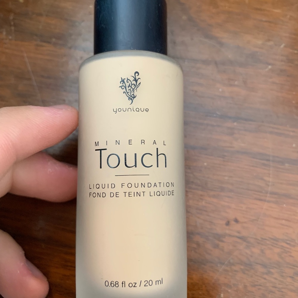 Younique foundation velour
